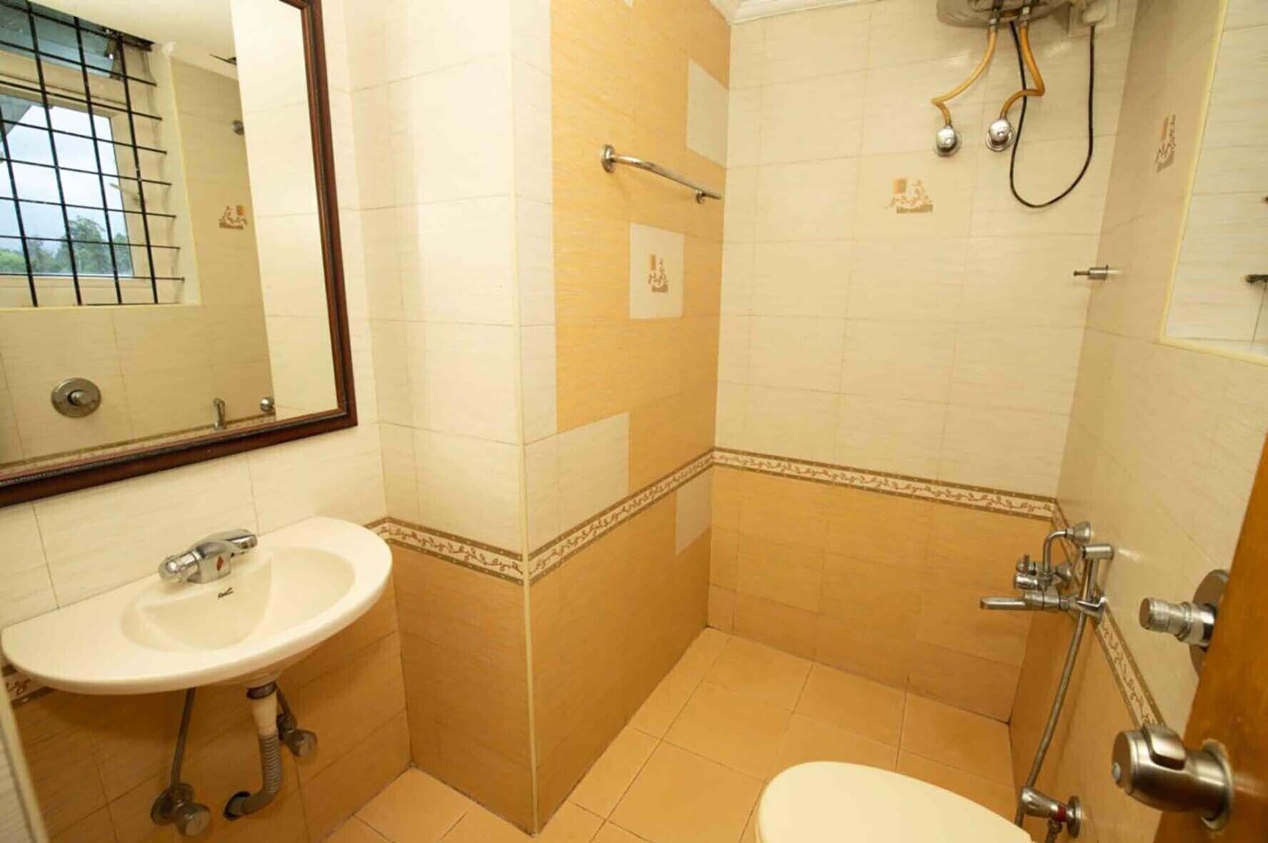 Un bagno con lavandino, WC e doccia.