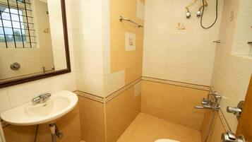 Un bagno con lavandino, WC e doccia.