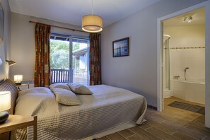 4 bedrooms, desk, iron/ironing board, travel cot