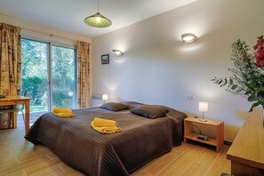 4 bedrooms, desk, iron/ironing board, travel crib