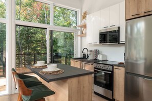 Fridge, microwave, oven, stovetop - Chalet MonVue – Spa & Serenity in Nature (Sainte-Béatrix)