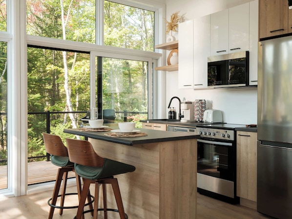 Fridge, microwave, oven, stovetop - Chalet MonVue – Spa & Serenity in Nature (Sainte-Béatrix)