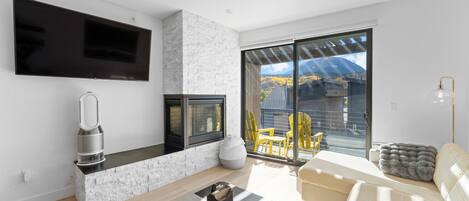 スマートテレビ、暖炉、テレビゲーム