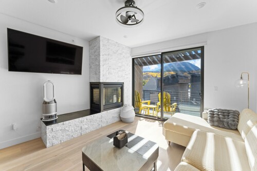 Luxury Condo in Silverthorne w/ Easy Access to Ski Resorts, Shops & Dining!
