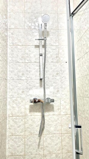 Suihku, hiustenkuivaaja, bidee, pyyhkeet