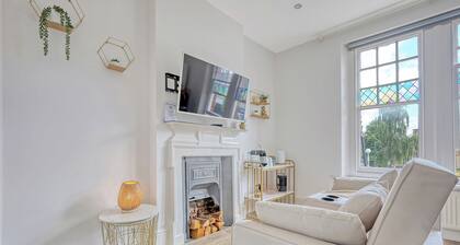 Wanstead Gem – Bright, Cosy & Immaculate High Street Apartment in East London