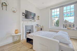 1 habitación, escritorio, tabla de planchar con plancha y cuna de viaje 