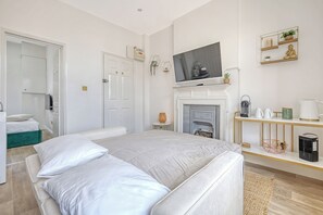 1 makuuhuone, työpöytä, silitysrauta/-lauta, vauvan matkasänky