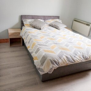 4 bedrooms, bed sheets - Seamount Holiday Village No 26 (Courtown)