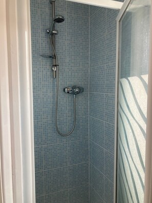 Dusche, Haartrockner, Handtücher, Seife