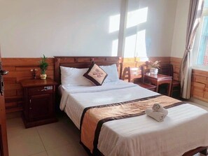 Deluxe tweepersoonskamer, uitzicht op stad | Een kluis op de kamer, verduisterende gordijnen, geluiddichte muren