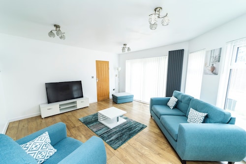 A Stunning Four Bed House in Posh Oadby, Leicester