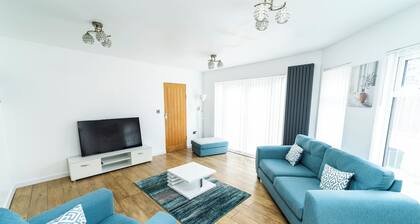 A Stunning Four Bed House in Posh Oadby, Leicester