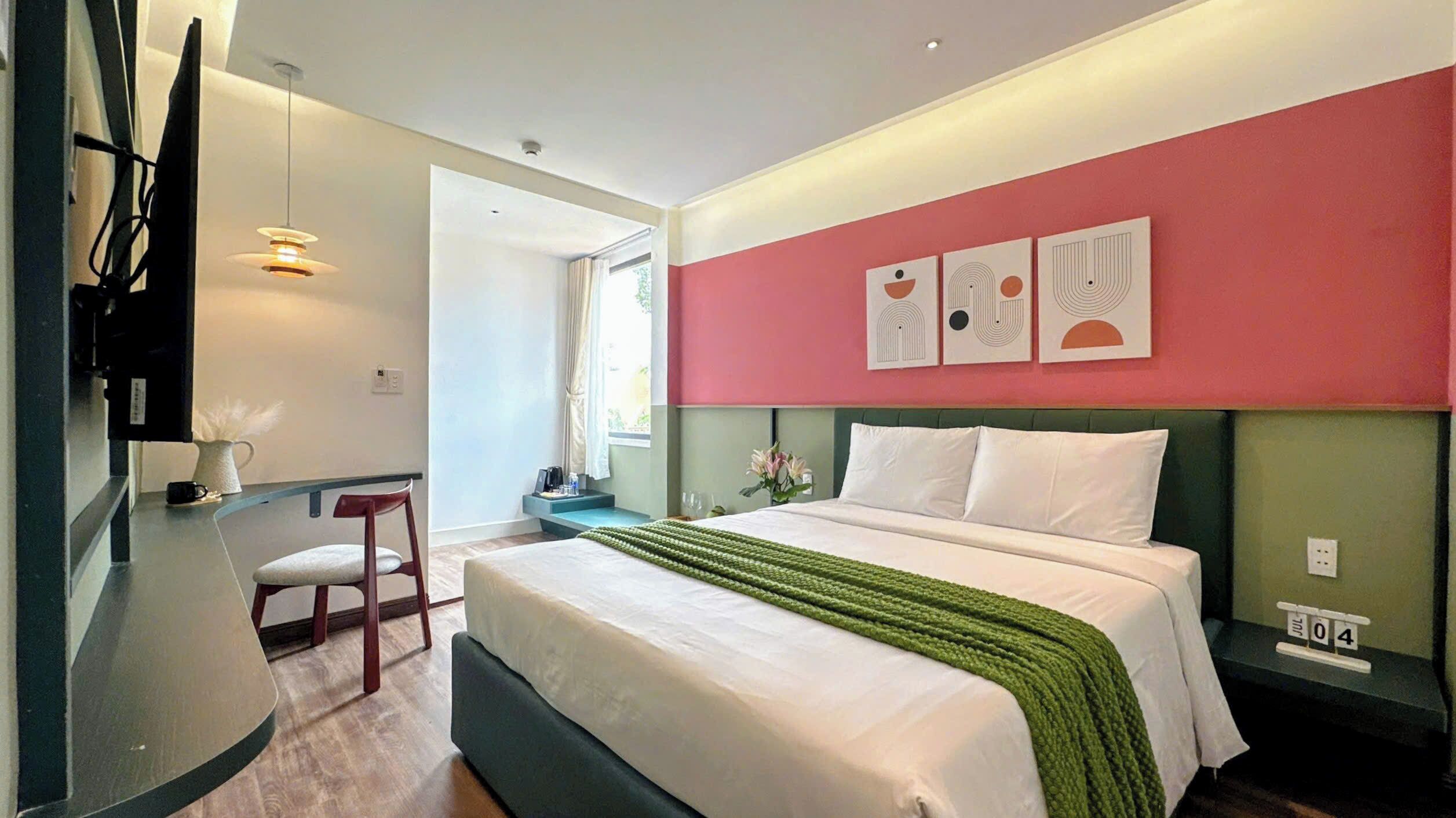 Deluxe Room, Executive Level | Desk, laptop workspace, blackout curtains, soundproofing