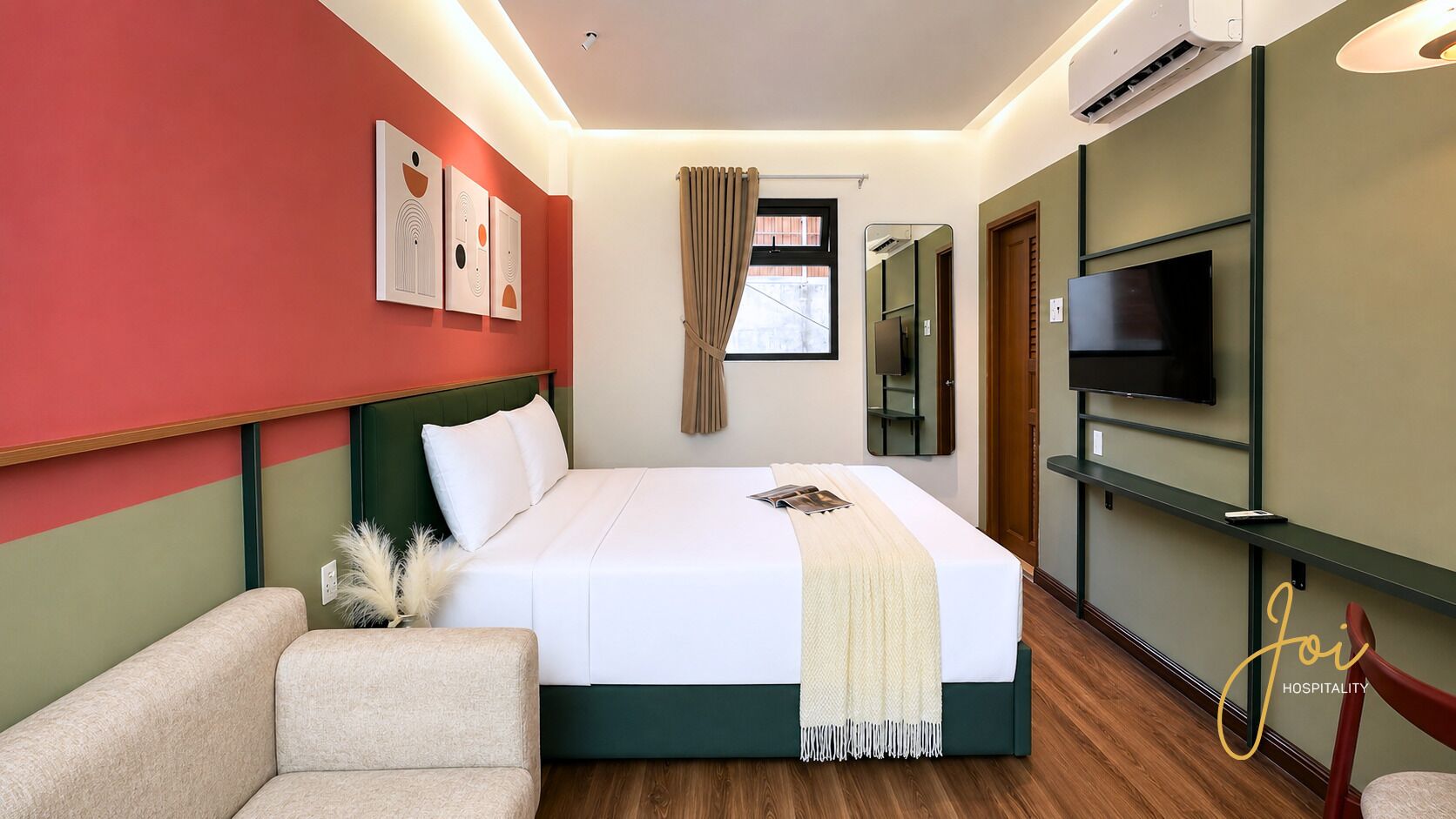 Deluxe Room, Executive Level | Desk, laptop workspace, blackout curtains, soundproofing