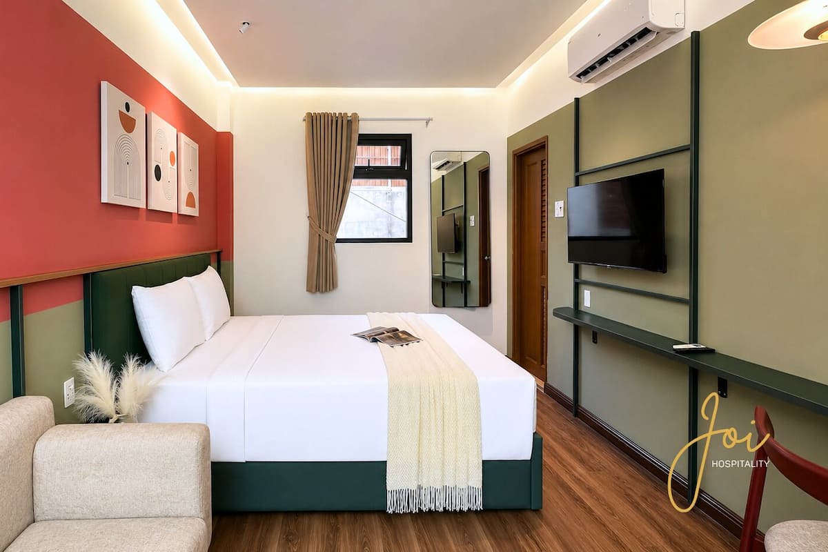 Deluxe Room, Executive Level | Desk, laptop workspace, blackout curtains, soundproofing