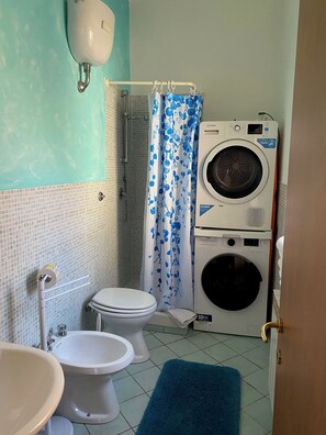 Dusche, Haartrockner, Bidet, Handtücher