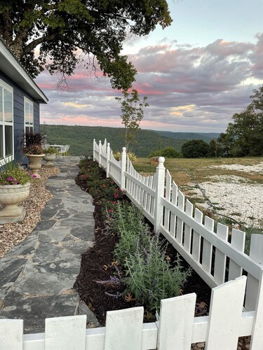Charming 3-bedroom house overlooking beautiful Boston Mountains in Winslow