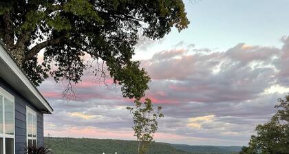 Charming 3-bedroom house overlooking beautiful Boston Mountains in Winslow