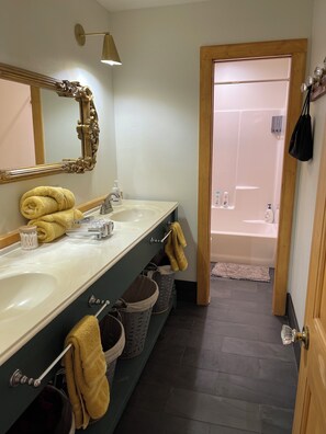 Douche, séchoir à cheveux, serviettes fournies, savon