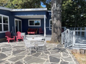 Outdoor dining - Charming 3-bedroom house overlooking beautiful Boston Mountains in Winslow (Winslow)