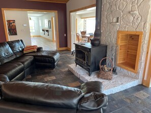 Smart TV, fireplace - Charming 3-bedroom house overlooking beautiful Boston Mountains in Winslow (Winslow)