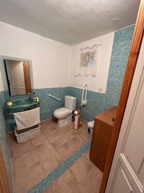 Een douche, een haardroger, handdoeken, zeep