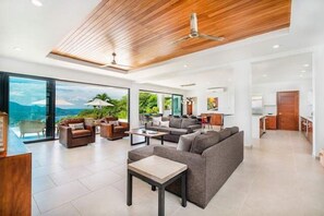 テレビ、書斎 / ワークスペース