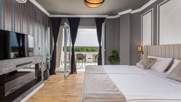 8 bedrooms, free cribs/infant beds, bed sheets