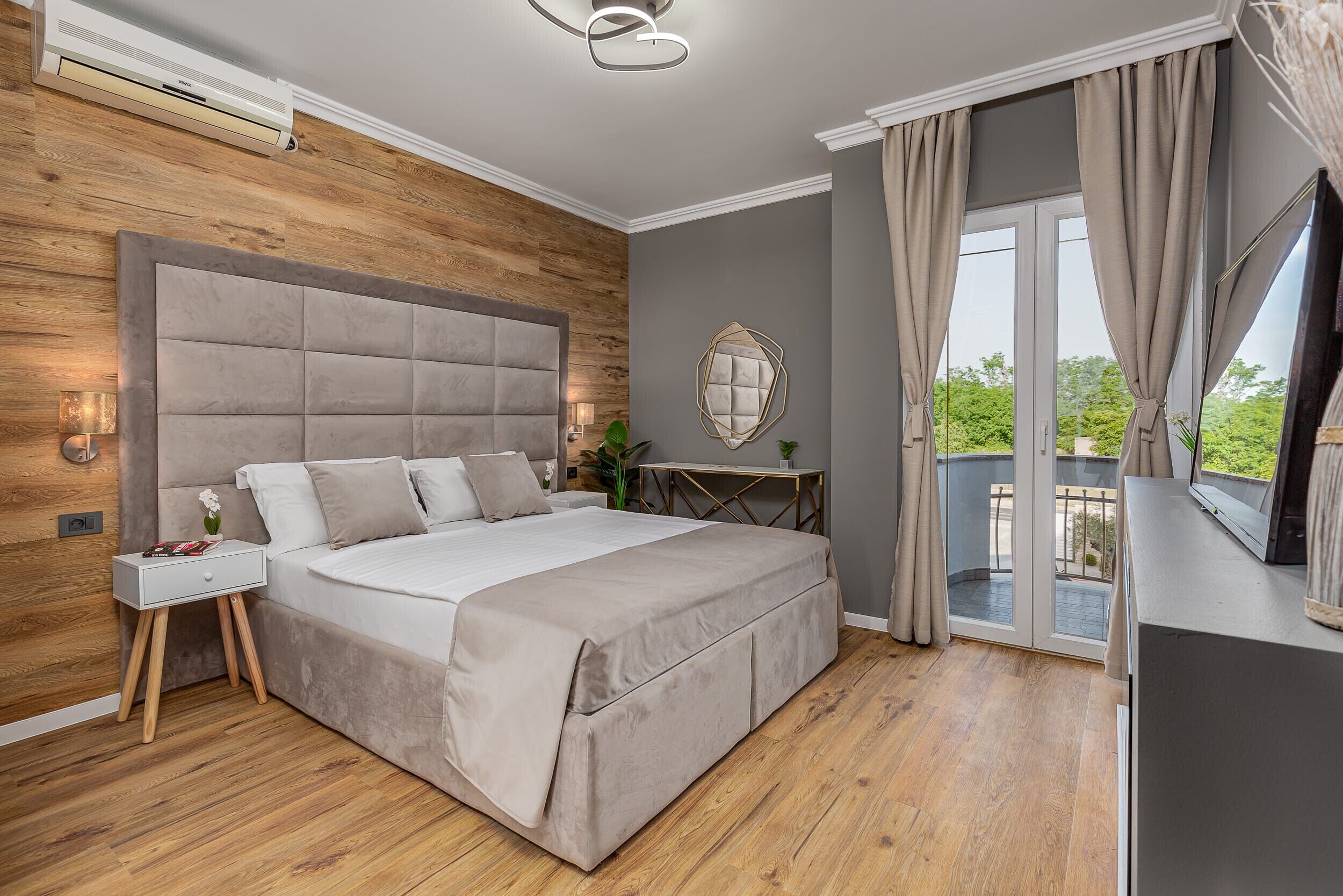 8 bedrooms, free cribs/infant beds, bed sheets