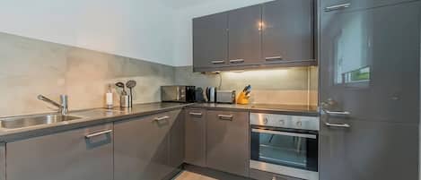 Køleskab, mikrobølgeovn, ovn, kogeplade