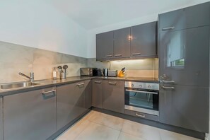 Jääkaappi, mikroaaltouuni, uuni, liesi