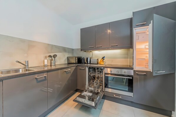 Apartament | Cuina privada | Frigorífic, microones, forn i placa de cuina