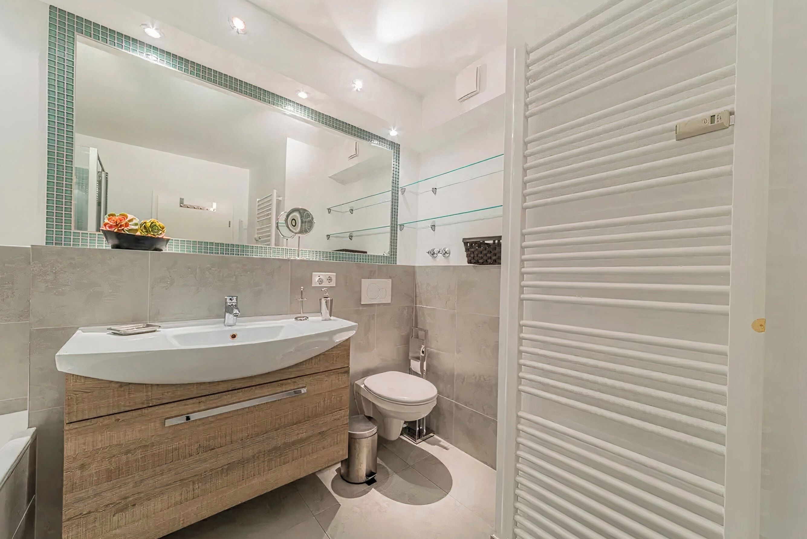 Apartment | Bathroom | Separate bathtub and shower, deep-soaking bathtub, hair dryer, towels