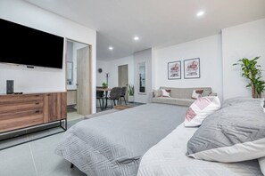 1 Schlafzimmer, Schreibtisch, Bügeleisen/Bügelbrett, Reisekinderbett