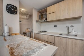 Jääkaappi, mikroaaltouuni, kahvin-/teenkeitin