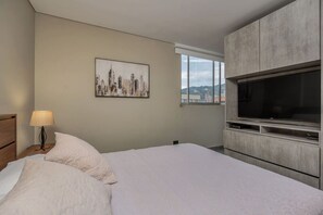 1 makuuhuone, työpöytä, silitysrauta/-lauta, vauvan matkasänky