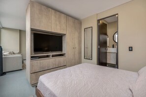 1 chambre, bureau, fer et planche à repasser, lit de bébé portatif