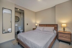 1 soverom, skrivebord, strykejern/-brett og reiseseng for barn