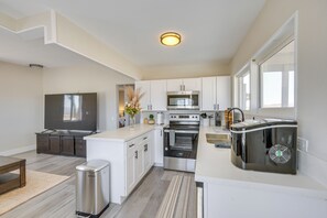 Paper towels - 9 Mi to Joshua Tree NP: Secluded Desert Home! (Twentynine Palms)