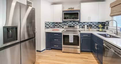 2 Mi to Potomac Mills: Modern Home in Woodbridge