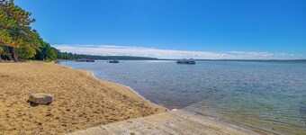 2 Blocks to Boat Ramp: Higgins Lake House w/ Grill
