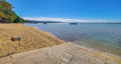 2 Blocks to Boat Ramp: Higgins Lake House w/ Grill