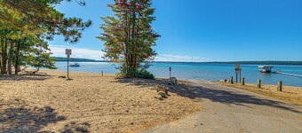 2 Blocks to Boat Ramp: Higgins Lake House w/ Grill