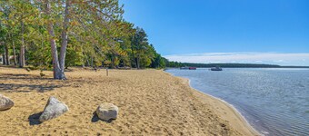 2 บล็อกถึงทางลงเรือ: เฮาส์ริมทะเลสาบฮิกกินส์พร้อมเตาบาร์บีคิว