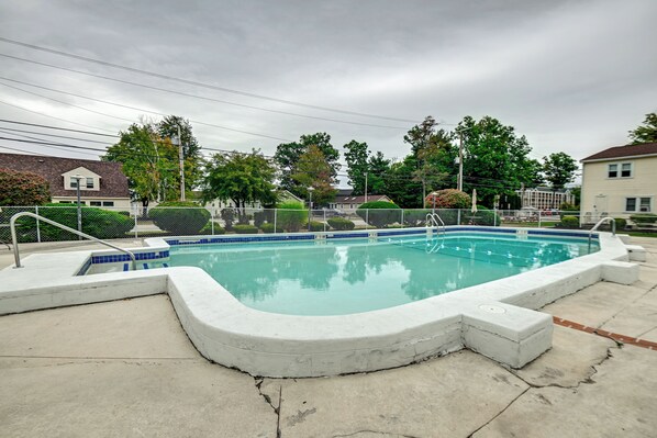 Interior - Lake Winnipesaukee Condo w/ Beach Access! (Gilford)