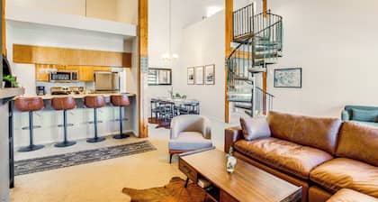 Walk to Lift: Mtn-view Crested Butte Condo w/ Loft