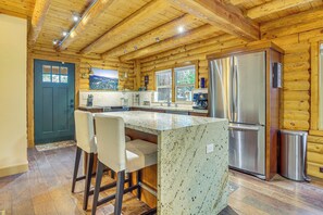 House (3 Bedrooms) | Interior - Cabin ~ 1 Mi to Lake Gregory & Hiking! (Crestline)