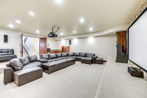 Washington Villa 1 Mi to Golf: Great for Groups!