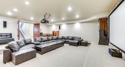 Washington Villa 1 Mi to Golf: Great for Groups!